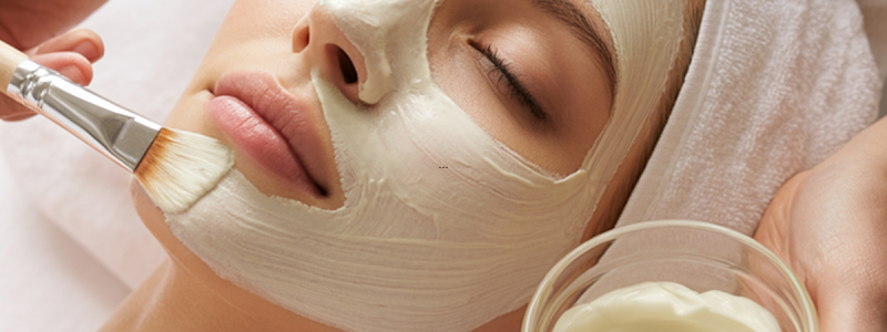 Huidverzorging en schoonheidsbehandelingen zoals peeling, gezichtsmassage, masker, wimperlift, epileren en harsen bij Huidpraktijk Noordwijk